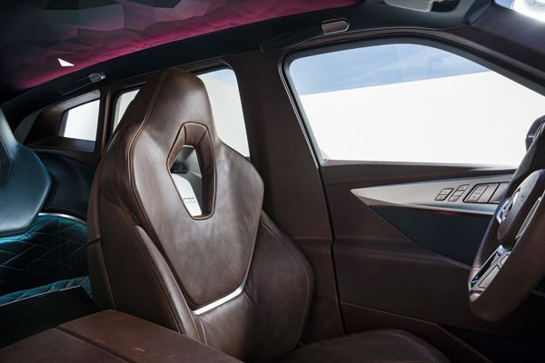 La BMW Concept XM affiche une stature puissante