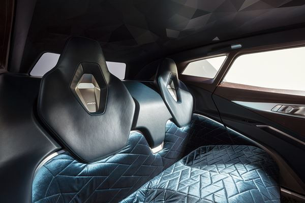 La BMW Concept XM affiche une stature puissante