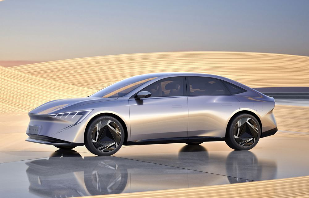 La Nissan Evo Concept est une berline familiale hybride rechargeable