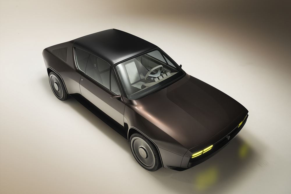 Le show-car R17 electric réinterprète le coupé sportif Renault 17 né en 1971