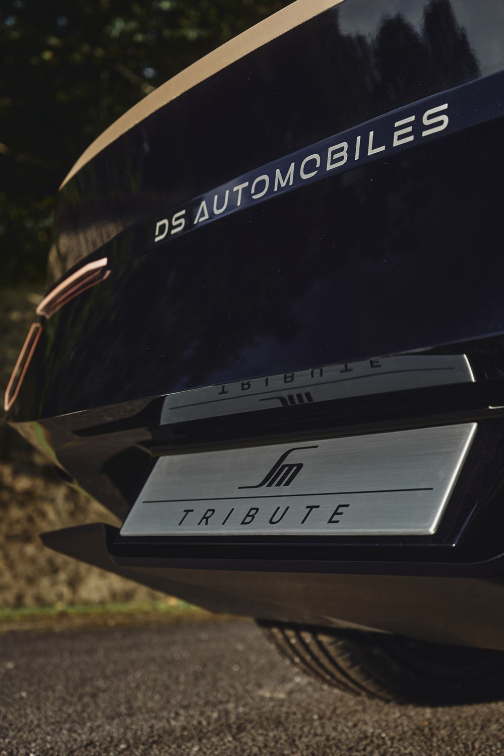 L'étude de style SM Tribute affiche un profil dominé par un long capot et une silhouette élancée