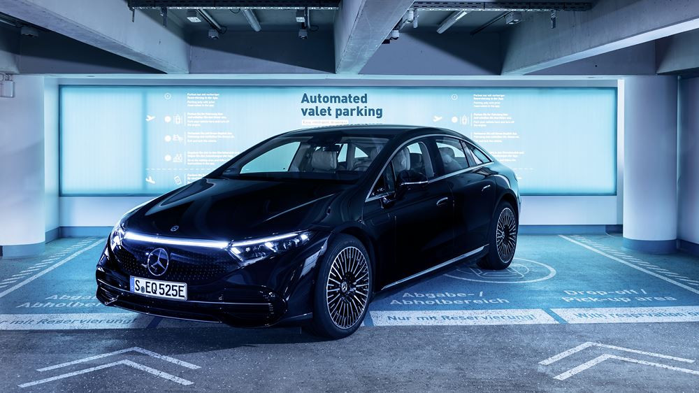 Le système de stationnement automatisé Mercedes-Benz permet au véhicule de se garer tout seul