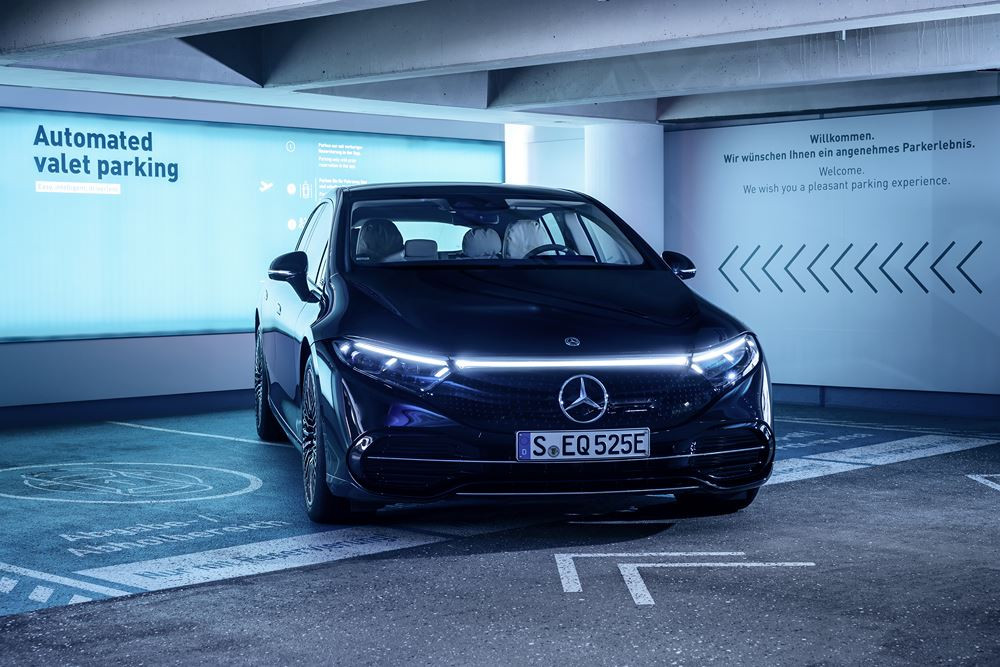 Le système de stationnement automatisé Mercedes-Benz permet au véhicule de se garer tout seul