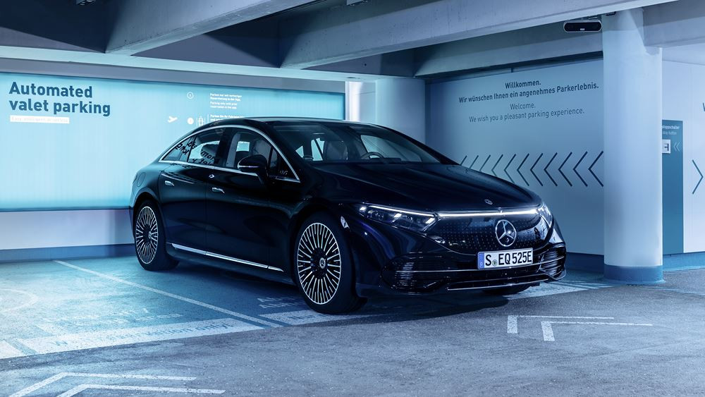 Le système de stationnement automatisé Mercedes-Benz permet au véhicule de se garer tout seul