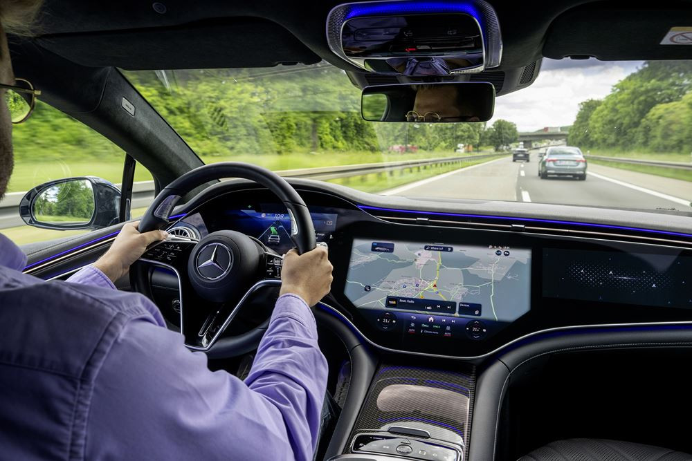La fonction de changement de voie automatique permet de dépasser un véhicule plus lent devant