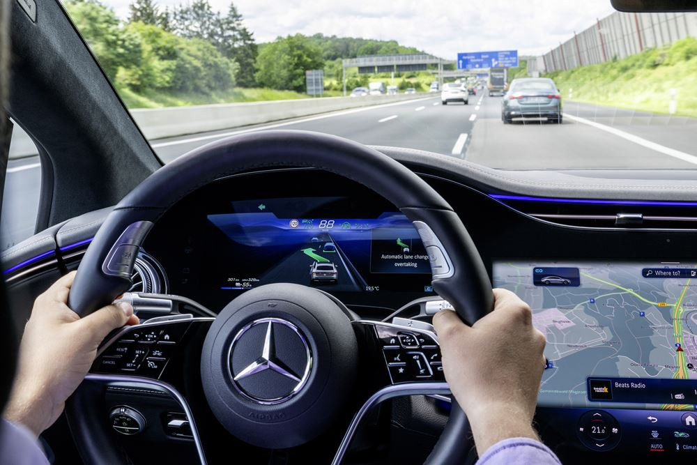 La fonction de changement de voie automatique permet de dépasser un véhicule plus lent devant