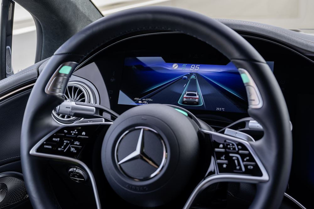 Le système de conduite automatisée de niveau 3 Mercedes suit un véhicule sur l'autoroute jusqu'à 95 km/h
