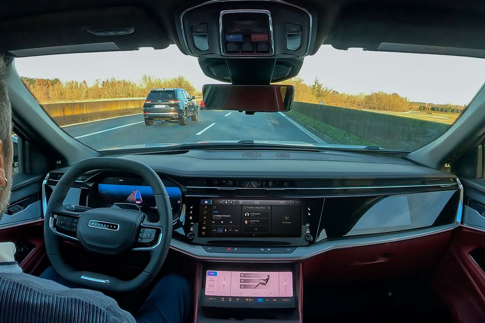 La technologie de conduite automatisée STLA AutoDrive de Stellantis permet une conduite autonome jusqu'à 60 km/h