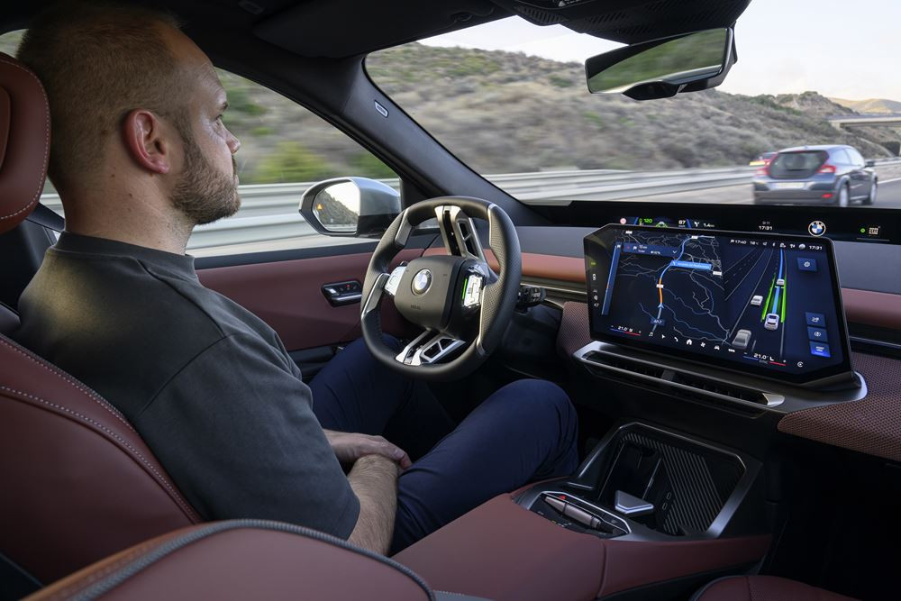 Le BMW Highway Assistant permet une conduite assistée sans les mains sur le volant sur autoroute dans un nombre croissant de pays