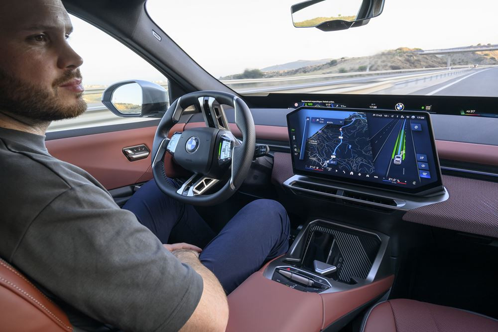 Le BMW Highway Assistant permet une conduite assistée sans les mains sur le volant sur autoroute dans un nombre croissant de pays