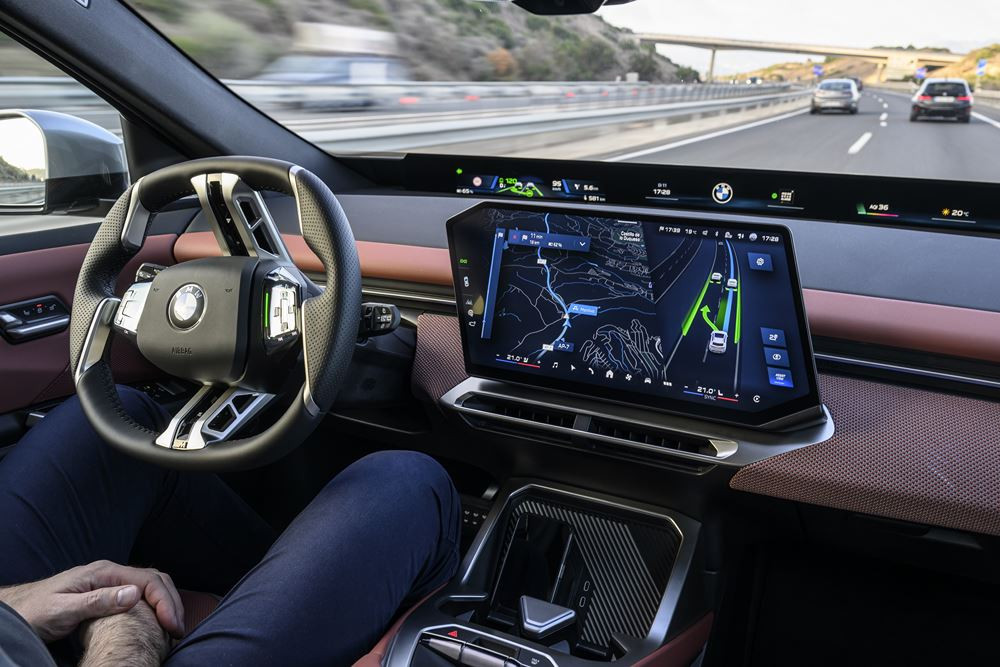 Le BMW Highway Assistant permet une conduite assistée sans les mains sur le volant sur autoroute dans un nombre croissant de pays
