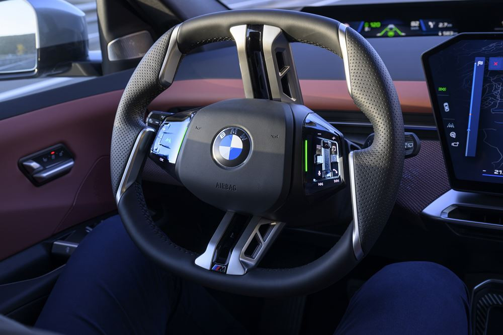 Le BMW Highway Assistant permet une conduite assistée sans les mains sur le volant sur autoroute dans un nombre croissant de pays
