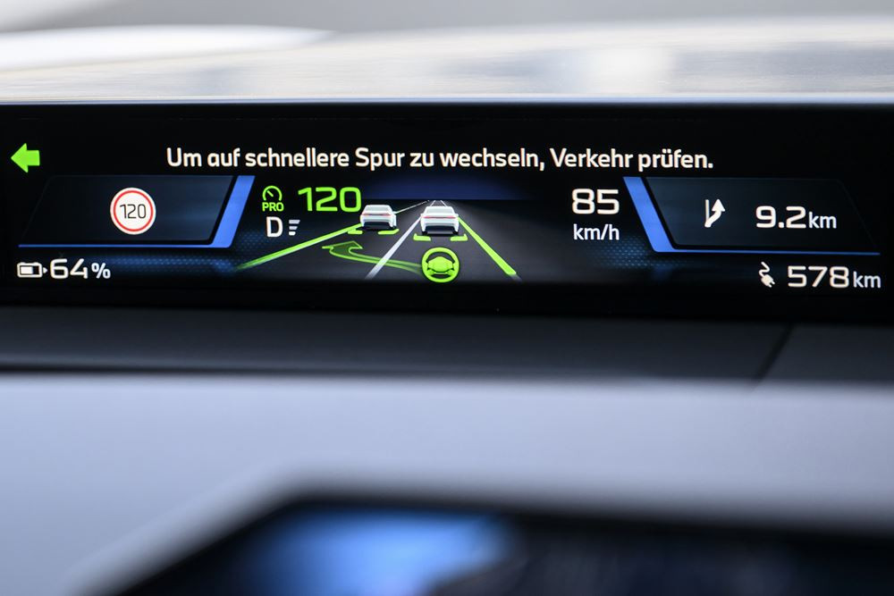 Le BMW Highway Assistant permet une conduite assistée sans les mains sur le volant sur autoroute dans un nombre croissant de pays