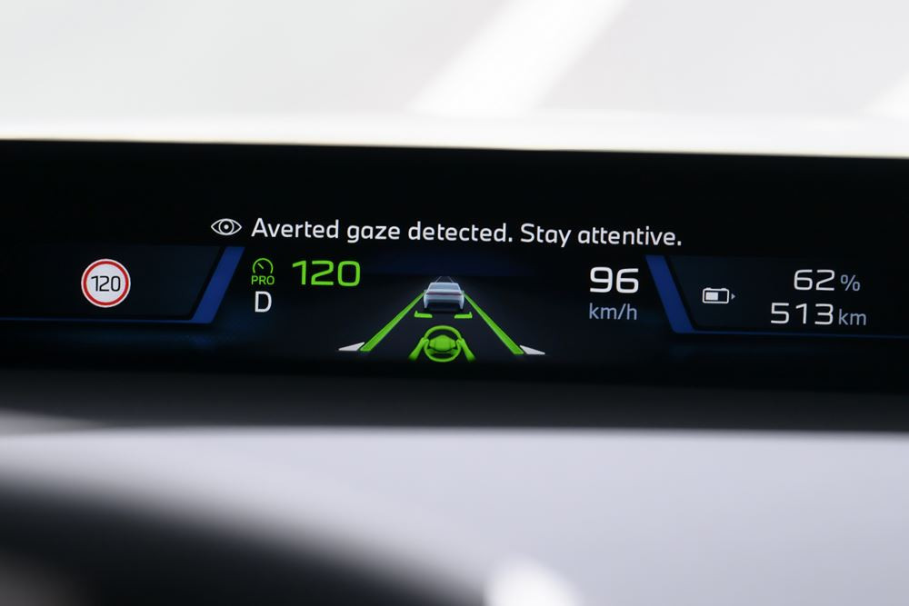 Le BMW Highway Assistant permet une conduite assistée sans les mains sur le volant sur autoroute dans un nombre croissant de pays