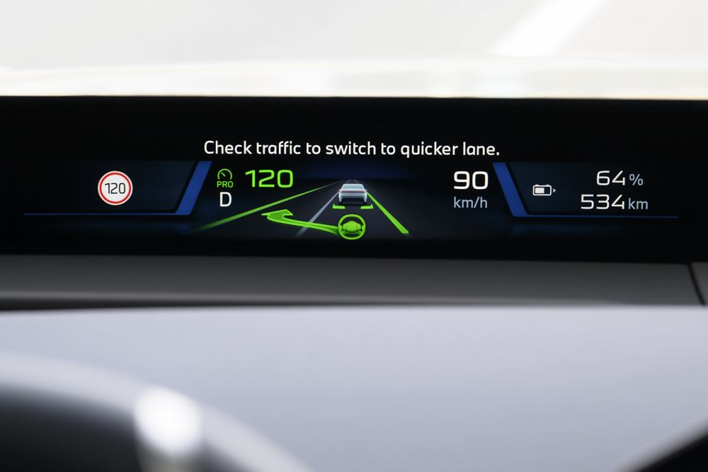 Le BMW Highway Assistant permet une conduite assistée sans les mains sur le volant sur autoroute dans un nombre croissant de pays