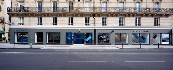 Peugeot présente un concept de distribution automobile destiné au centre ville