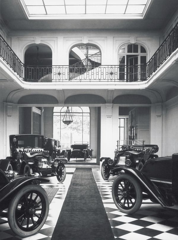 Renault célèbre ses 100 ans de présence sur les Champs-Elysées