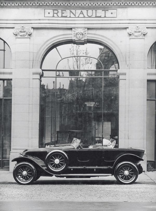 Renault célèbre ses 100 ans de présence sur les Champs-Elysées