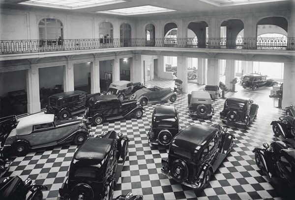 Renault célèbre ses 100 ans de présence sur les Champs-Elysées