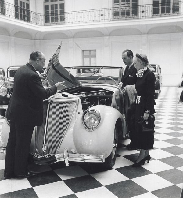 Renault célèbre ses 100 ans de présence sur les Champs-Elysées