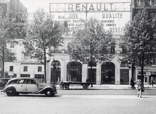 Renault célèbre ses 100 ans de présence sur les Champs-Elysées