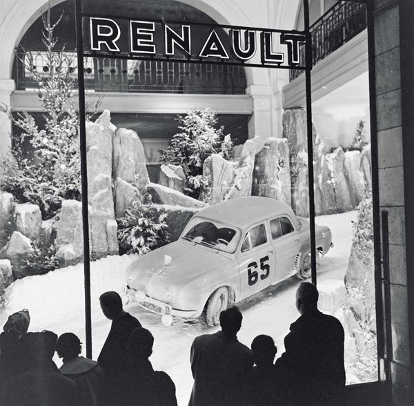 Renault célèbre ses 100 ans de présence sur les Champs-Elysées