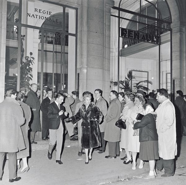 Renault célèbre ses 100 ans de présence sur les Champs-Elysées