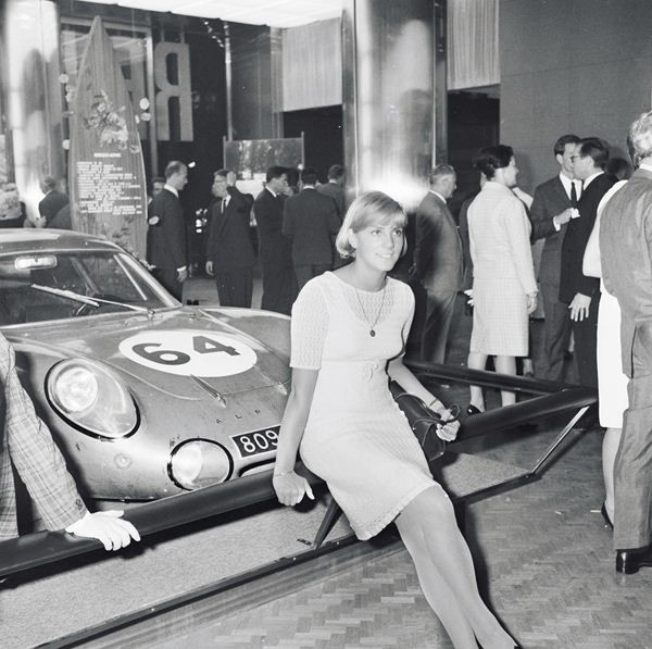 Renault célèbre ses 100 ans de présence sur les Champs-Elysées