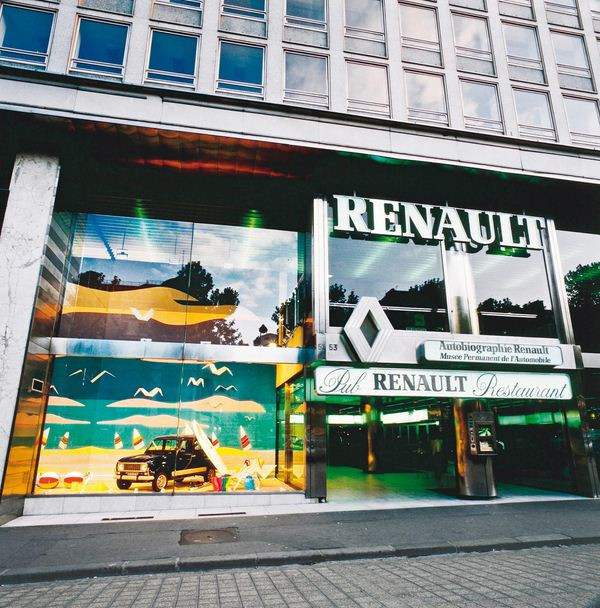 Renault célèbre ses 100 ans de présence sur les Champs-Elysées
