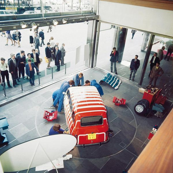 Renault célèbre ses 100 ans de présence sur les Champs-Elysées