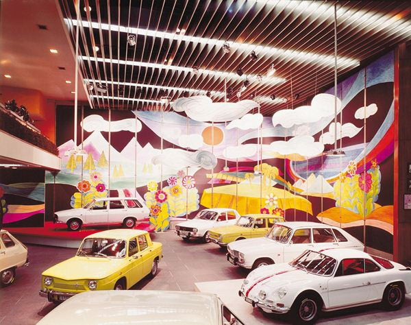 Renault célèbre ses 100 ans de présence sur les Champs-Elysées