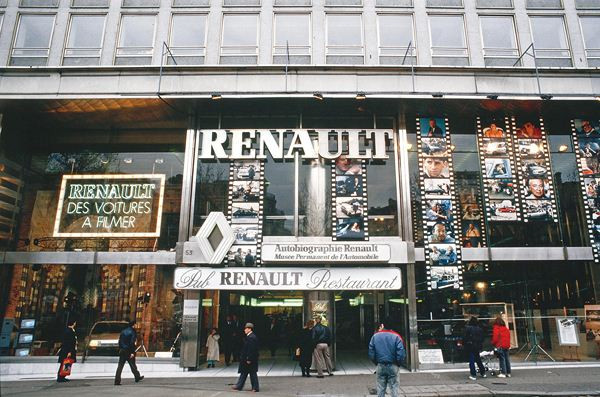 Renault célèbre ses 100 ans de présence sur les Champs-Elysées