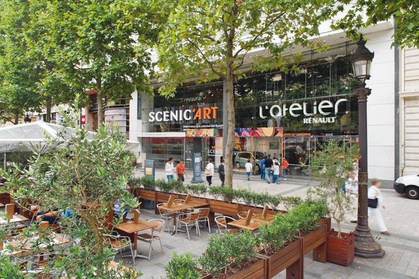 Renault célèbre ses 100 ans de présence sur les Champs-Elysées