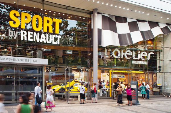 Renault célèbre ses 100 ans de présence sur les Champs-Elysées