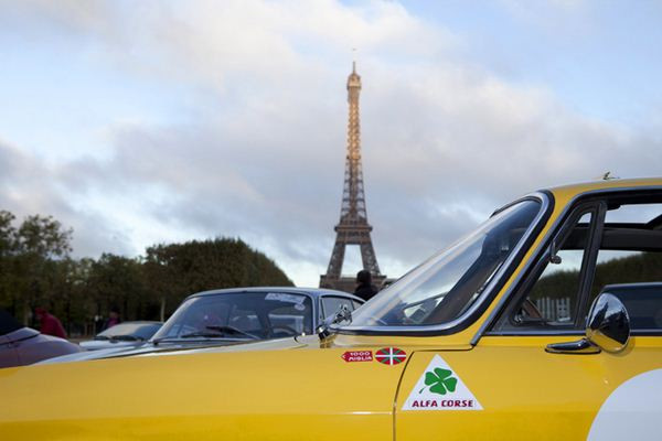 Cent Alfa Romeo célèbrent le centenaire de la marque au Biscione dans les rues de Paris