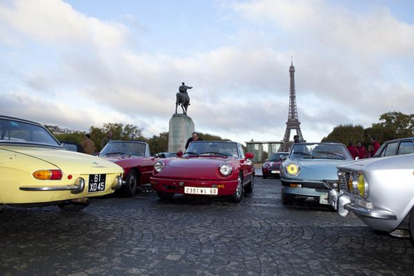 Cent Alfa Romeo célèbrent le centenaire de la marque au Biscione dans les rues de Paris