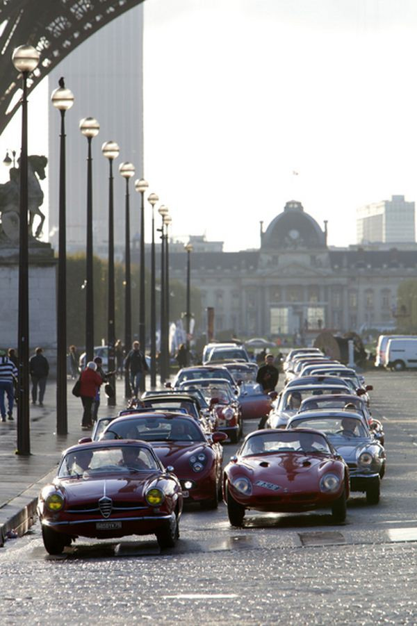 Cent Alfa Romeo célèbrent le centenaire de la marque au Biscione dans les rues de Paris
