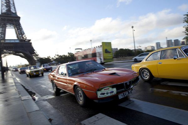 Cent Alfa Romeo célèbrent le centenaire de la marque au Biscione dans les rues de Paris