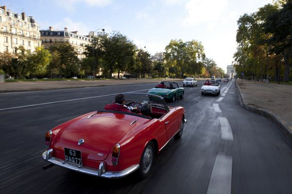 Cent Alfa Romeo célèbrent le centenaire de la marque au Biscione dans les rues de Paris