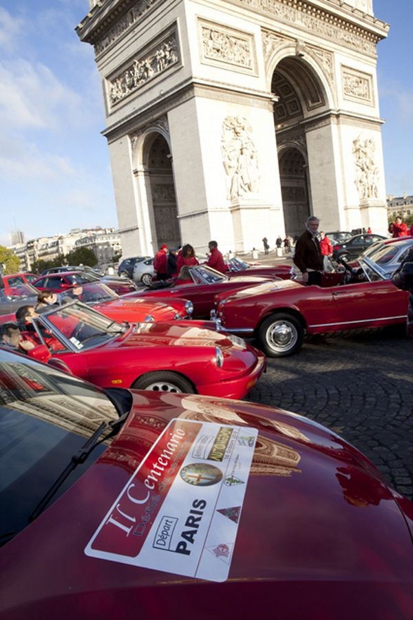 Cent Alfa Romeo célèbrent le centenaire de la marque au Biscione dans les rues de Paris