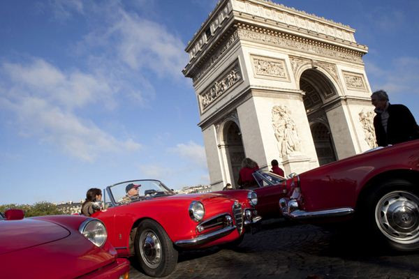 Cent Alfa Romeo célèbrent le centenaire de la marque au Biscione dans les rues de Paris