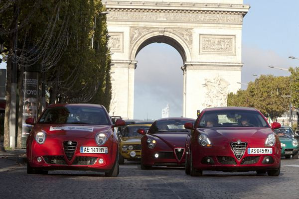 Cent Alfa Romeo célèbrent le centenaire de la marque au Biscione dans les rues de Paris
