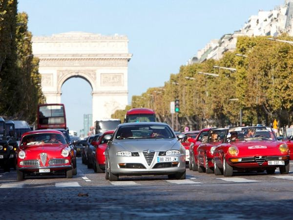 Cent Alfa Romeo célèbrent le centenaire de la marque au Biscione dans les rues de Paris