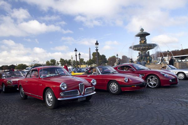 Cent Alfa Romeo célèbrent le centenaire de la marque au Biscione dans les rues de Paris