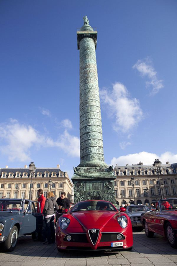 Cent Alfa Romeo célèbrent le centenaire de la marque au Biscione dans les rues de Paris