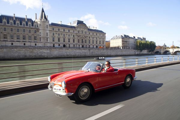 Cent Alfa Romeo célèbrent le centenaire de la marque au Biscione dans les rues de Paris