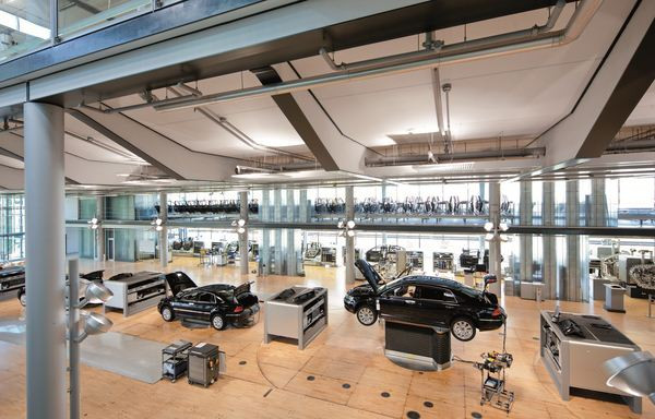 Dans les coulisses de la manufacture transparente Volkswagen de Dresde