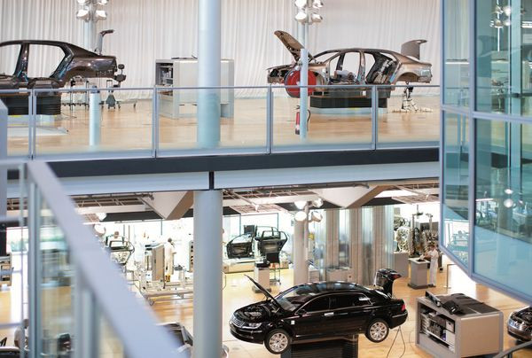 Dans les coulisses de la manufacture transparente Volkswagen de Dresde