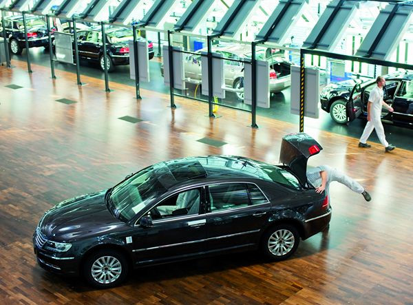 Dans les coulisses de la manufacture transparente Volkswagen de Dresde