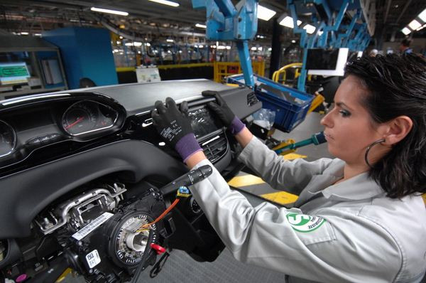 Découvrez en images le montage de la nouvelle Peugeot 208 à Poissy